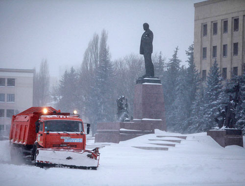 Уборка снега на улицах Ставрополя. Февраль 2014 г. Фото: Эдуард Корниенко, ЮГА.ру