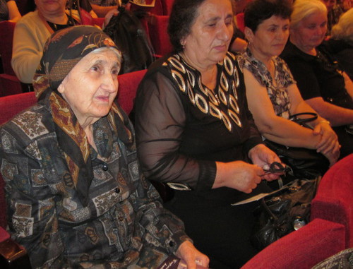 Пенсионеры на встрече с Бако Саакяном во время его предвыборной кампании. Нагорный Карабах. Степанакерт, 20 июня 2012 г. Фото Алвард Григорян для "Кавказского узла"