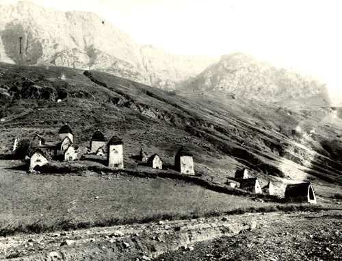Склеповый могильник в селе Таргим, Ингушетия, 1921 г. Фото http://ru.wikipedia.org/