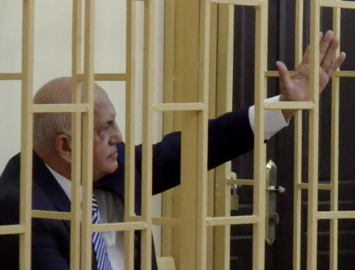 Бывший министр здравоохранения Азербайджана Али Инсанов в зале суда. 17 января 2014 г. Фото: RFE/RL, http://www.radioazadlyg.org