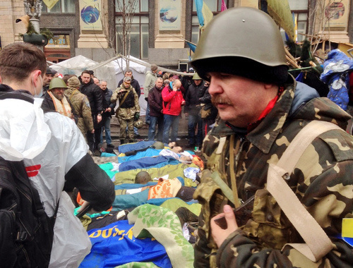 Защитники Майдана прощаются с погибшими. Киев, 21 февраля 2014 го. Фото: Jeroen Akkermans RTL News Berlin, http://www.flickr.com/photos/jeroenakkermans/12673290555, http://creativecommons.org/licenses/by-nc-sa/2.0