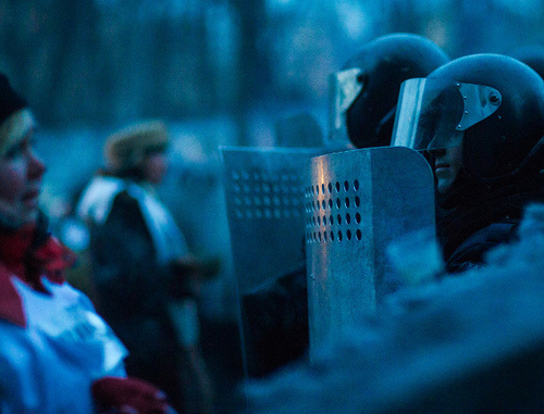 Защитники Майдана и бойцы "Беркута". Киев, 26 января 2014 г. Фото: Максименко Александр © maksymenko.com.ua, www.flickr.com/photos/112078056@N07/12159465683, creativecommons.org/licenses/by/2.0
