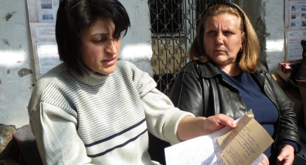 Лусик Петросян показывает ответы на ее письма в правительство об аварийном состоянии дома. Нагорный Карабах, Гадрут, 20 февраля 2014 г. Фото Алвард Григорян для "Кавказского узла