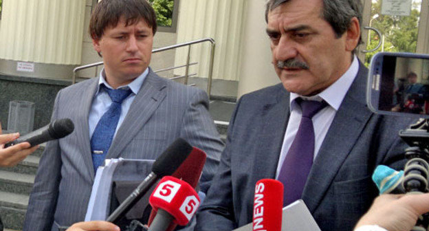 Адвокаты Алексей Михальчик и Саид Арсамирзаев (справа) перед зданием Мосгорсуда дают интервью журналистам. Москва, 4 июня 2013 г. Фото "Кавказского узла"