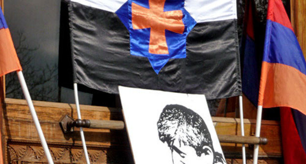 Портрет Шанта Арутюняна во время акции  "политзаключенным всех времен", организованной его сторонниками. Ереван, 2 февраля 2014 г. Фото Армине Мартиросян для "Кавказского узла"