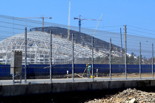 Строительство олимпийского стадиона "Фишт" в Сочи. Лето 2013 г. Фото Светланы Кравченко для "Кавказского узла"