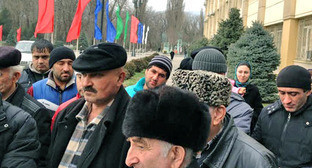 Митинг переселенцев из селения Храх-Уба Азербайджана, недовольных ходом распределения участков в селении Новоаул Магарамкентского района Дагестана. Махачкала, 5 марта 2014 г. Фото Тимура Исаева для "Кавказского узла"