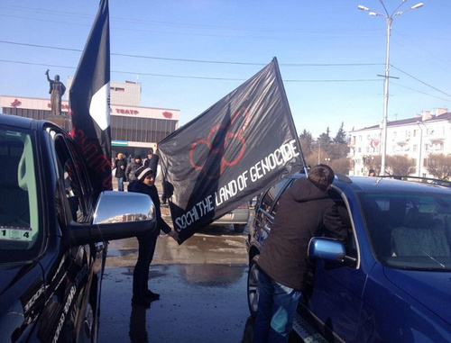 Автомобили с черкесскими флагами во время акции против Олимпиады в Сочи. Нальчик, 7 февраля 2014 г. Фото Евгения Ташу с личной страницы в социальной сети Facebook
