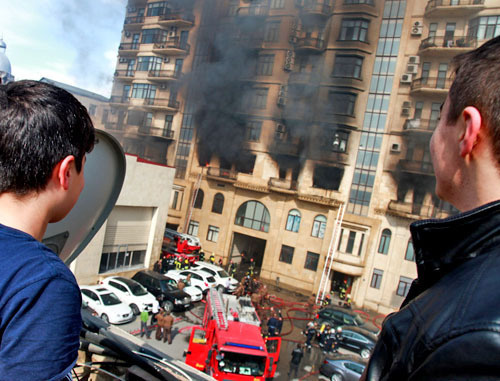Крупный пожар в торговом центре, расположенном на первых этажах многоэтажного жилого дома в центре Баку. 12 марта 2014 г. Фото Азиза Каримова для "Кавказского узла"