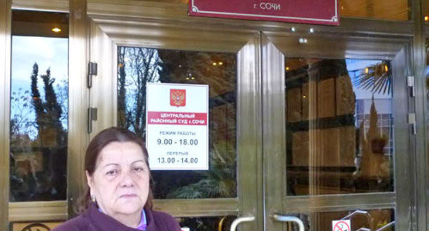 Дездемона Джамбурия перед судебным заседанием в Центральном районном суде. Сочи, 14 марта 2014 г. Фото Светланы Кравченко для "Кавказского узла"