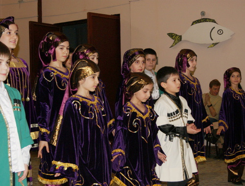Участники детского фольклорно-хореографического ансамбля танца Кавказа "Самур" на вечере из цикла программ "Путешествие по России", посвященном Дагестану. Москва, кинотеатр "Спутник", 16 марта 2014 г. Фото Аиды Магомедовой для "Кавказского узла"