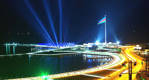 Вид на Приморский бульвар, Площадь государственного флага и Бакинский кристальный зал. Баку. Фото: Consulbk http://commons.wikimedia.org/