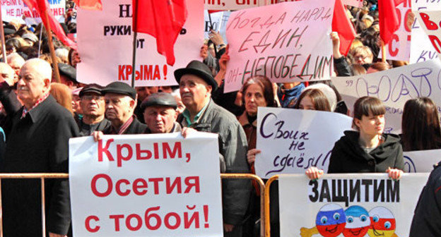 Митинг в поддержку политики российских властей в Крыму. Владикавказ, 14 марта 2014 г. Фото Эммы Марзоевой для "Кавказского узла"