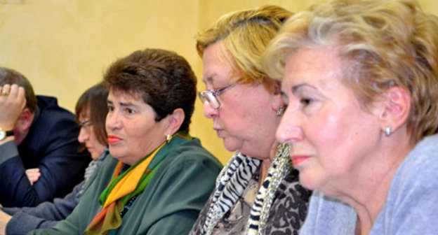 Совещание с участием экологов и активистов общественного экологического совета по вопросу очистки берега и прибрежных вод Черного моря прошло в горсобрании. Сочи, 19 марта 2014 г. Фото Светланы Кравченко для "Кавказского узла"