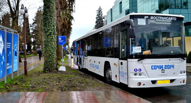 Городской автобус на улицах Сочи. 22 марта 2014 г. Фото Светланы Кравченко для "Кавказского узла"