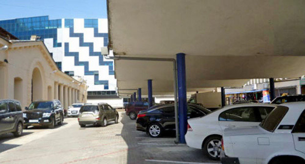 Новая коммерческая парковка на 50 машиномест появилась вместо торговых рядов на Центральном рынке Сочи. 25 марта 2014 г. Фото Светланы Кравченко для "Кавказского узла"