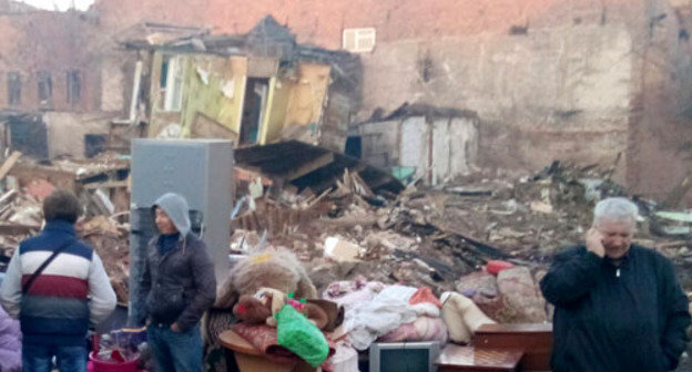 На месте пожара на улице Чехова. Астрахань, 25 марта 2014 г. Фото Елены Гребенюк для "Кавказского узла"