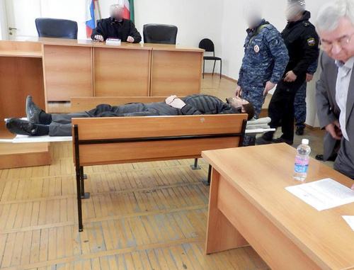 Сулейман Эдигов (в центре) в Верховном суде Чечни 26 марта 2014 г. Фото Сводной мобильной группы по Чеченской республике, МРОО "Комитет против пыток", http://www.pytkam.net
