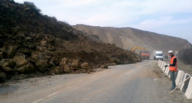 Оползень на автодороге республиканского значения "Буйнакск - Гимры". Дагестан, Буйнакский район, 26 марта 2014 г. Фото ГУ МЧС по Республике Дагестан, http://www.05.mchs.gov.ru
