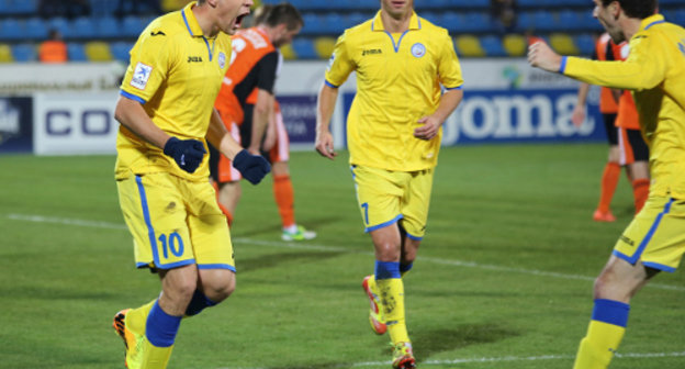 Игроки футбольного клуба "Ростов" радуются забитому мячу. Cезон 2013/2014. Фото: ФК "Ростов", http://www.fc-rostov.ru/media/gallery/16715/album#18