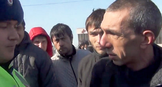 Андзор Ахохов (справа) на акции против Олимпиады. Нальчик, 7 февраля 2014 г. Кадр из видеоролика "NO SOCHI. Черкесия. Кабарда. 07.02.14", размещенного на видеохостинге YouTube пользователем Черкес Черкесия, https://www.youtube.com/watch?v=SiVpnRFrurc&feature=youtu.be