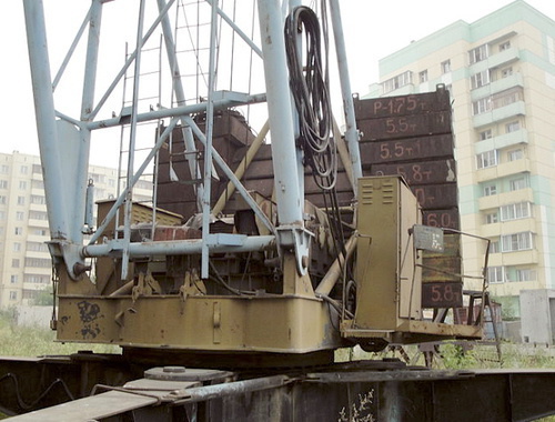 Ходовая часть башенного крана с механизмом поворота. Фото: Sskz, http://ru.wikipedia.org