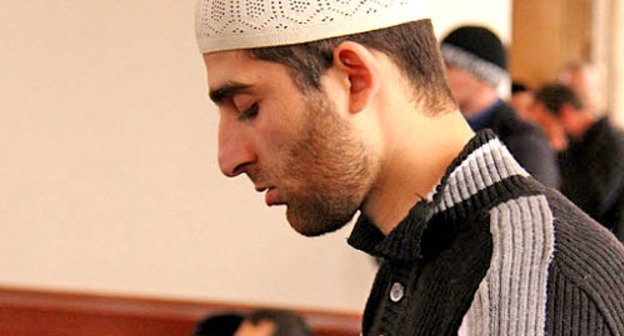 Верующий во время молитвы в мечети имени Шейха Дени Арсанова. Грозный. Фото: официальный сайт Мечеть "Сердце Чечни" имени Ахмат-Хаджи Кадырова http://serdce-chechni.ru/