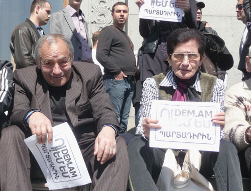 Участники митинга против пенсионных реформ. Надпись на листовках - "DEM.AM/Я против" Армения, Ереван, 22 марта 2014 г. Фото Армине Мартиросян для "Кавказского узла"
