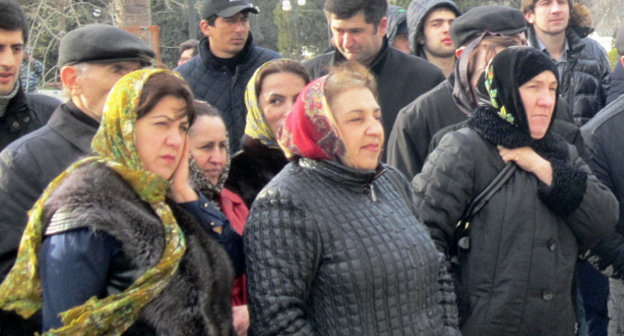 Участники митинга, организованного членами "Общества застройщиков Дагестана". Махачкала, 30 марта 2014 г. Фото Андрея Меламедова для "Кавказского узла"