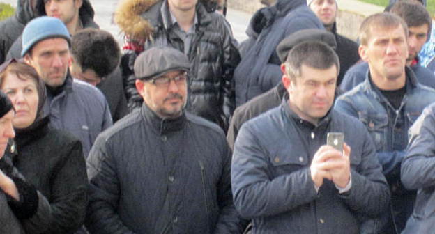 Участники митинга, организованного членами "Общества застройщиков Дагестана". Махачкала, 30 марта 2014 г. Фото Андрея Меламедова для "Кавказского узла"