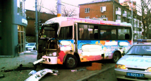 Ростов-на-Дону, 31 марта 2014 г. Микроавтобус, врезавшийся в столб пересечении улицы Красноармейской и Кировского проспекта. Фото пресс-службы ГУ МВД России по Ростовской области, http://61.mvd.ru/news/item/2105132