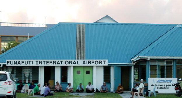 Международный аэропорт в столице Тувалу Фунафути. Фото: lirneasia, https://www.flickr.com/photos/lirneasia/8005358733, creativecommons.org/licenses/by/2.0 