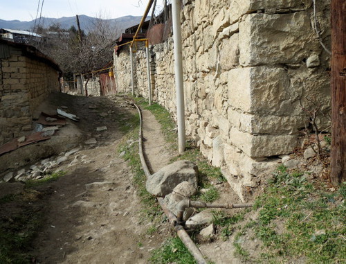 Водопроводные трубы в старой части  Гадрута. Нагорный Карабах, 15 февраля 2014 г. Фото Алвард Григорян для "Кавказского узла"