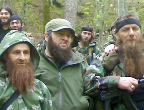 Доку Умаров (в центре). Фото: vk.com