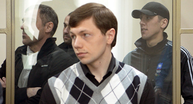 Адвокат (на переднем плане) и обвиняемые во время оглашения приговора по делу о теракте на рынке Владикавказа. Ростов-на-Дону, 8 апреля 2014 г. Фото Олега Пчелова для "Кавказского узла"
