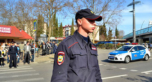 Сотрудник правоохранительных органов на улицах Сочи во время проведения финального этапа эстафеты паралимпийского огня. 6 марта 2014 г. Фото Светланы Кравченко для "Кавказского узла" Сотрудник правоохранительных органов на улицах Сочи во время проведения финального этапа эстафеты паралимпийского огня. 6 марта 2014 г. Фото Светланы Кравченко для "Кавказского узла"