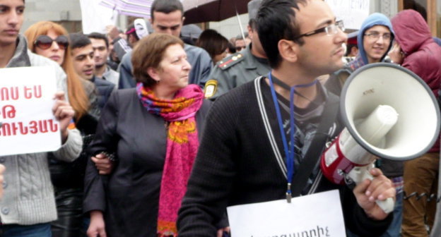 Шествие в поддержку арестованных участников акции "Марш миллиона масок". Ереван, 9 ноября 2013 г. Фото Армине Мартиросян для "Кавказского узла"