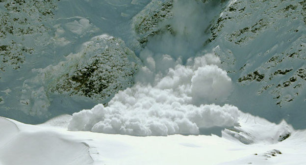 Сход лавины. Фото пресс-службы ГУ МЧС по Карачаево-Черкесии, 09.mchs.gov.ru