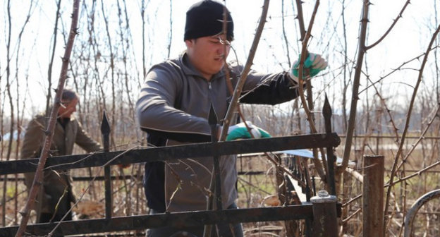 Субботник на православном кладбище в Ленинском районе Грозного 4 апреля 2014 г. Фото пресс-службы Министерства автомобильных дорог Чеченской Республики, http://www.minavtodorchr.ru/top-news/662-fotoreportazh-s-subbotnikov-po-ochistke-territorii-kladbishcha-v-leninskom-rajone-g-groznogo