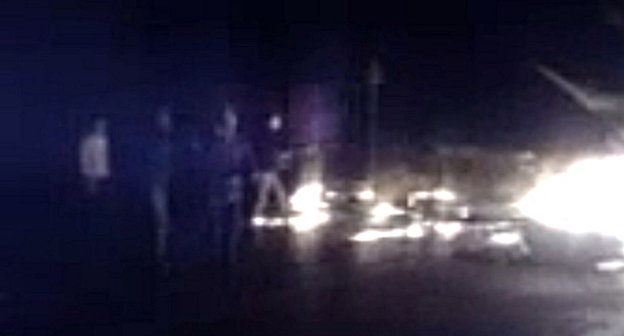 Перекрытие трассы в селе Майском Пригородного района Северной Осетии. 10 апреля 2014 г. Кадр из видео, размещенного очевидцем на канале обратной связи "Кавказского узла на YouTube http://www.youtube.com/user/CivilVideoCKnot