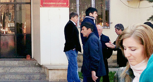 У здания Ленинского суда Махачкалы во время первого слушания по делу об убийстве журналиста Абдулмалика Ахмедилова. 10 апреля 2014 г. Фото Патимат Махмудовой для "Кавказского узла"