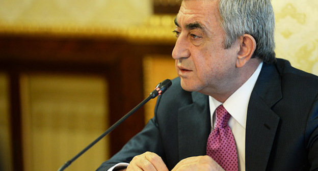 Серж Саргсян на встрече с членами специализированной комиссии по конституционным реформам при президенте Армении. Ереван, 10 апреля 2014 г. Фото пресс-службы президента Армении, http://www.president.am