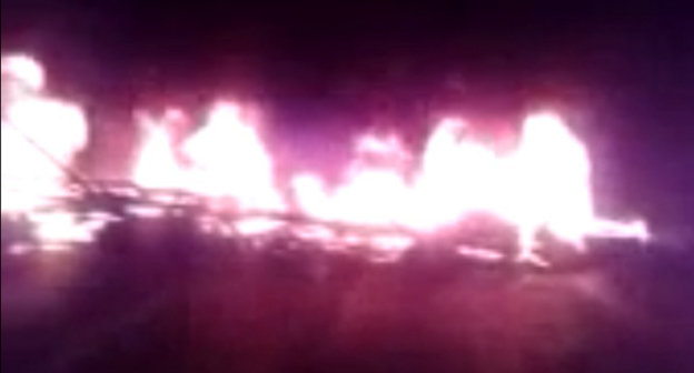 Перекрытие трассы в селе Майском Пригородного района Северной Осетии. 10 апреля 2014 г. Кадр из видео, размещенного очевидцем на канале обратной связи "Кавказского узла на YouTube http://www.youtube.com/user/CivilVideoCKno