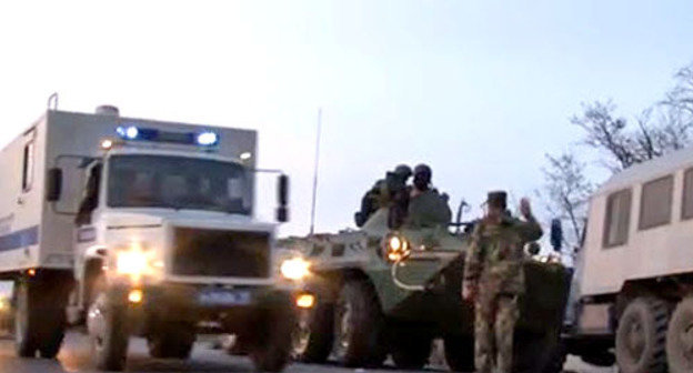 Стихийная акция родственников задержанных жителей селения Майское, в результате которой была перекрыта федеральная трасса "Кавказ", разогнана силами МВД и ОМОН. Северная Осетия, 11 апреля 2014 г. Кадр из видео www.youtube.com