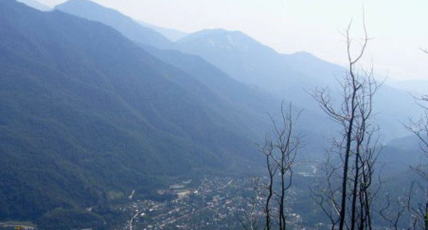 Вид на посёлок Красная Поляна в Сочи. Фото: Н.Барабанщикова http://ru.wikipedia.org/