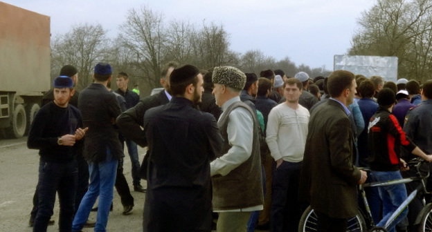 Стихийный митинг на трассе "Кавказ" в районе села Майского Пригородного района Северной Осетии. 11 апреля 2014 г. Фото: http://mehkkhel.org
