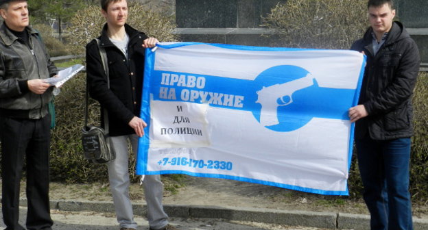 Пикет за снятие ограничений на самооборону граждан. Волгоград, 13 апреля 2014 г. Фото Татьяны Филимоновой для "Кавказского узла"