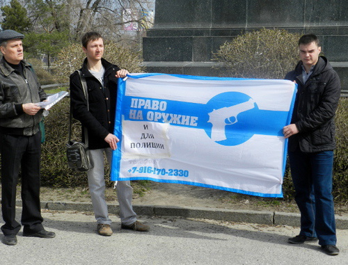 Пикет за снятие ограничений на самооборону граждан. Волгоград, 13 апреля 2014 г. Фото Татьяны Филимоновой для "Кавказского узла"