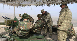 Министр обороны Азербайджана Закир Гасанов (в центре) во время визита на линию фронта. Март 2014 г. Фото пресс-службы министерства обороны Азербайджана, http://www.mod.gov.az/news/2014/06_03_sefer.html Министр обороны Азербайджана Закир Гасанов (в центре) во время визита на линию фронта. Март 2014 г. Фото пресс-службы министерства обороны Азербайджана, http://www.mod.gov.az/news/2014/06_03_sefer.html