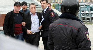 Сотрудники Советского РОВД Махачкалы задерживают председателя дагестанской региональной общественной организации "Союз защиты прав и свобод народов, человека и гражданина" Руслана Расулова. Махачкала, 13 апреля 2014 г. Фото: Руслан Алибеков/RIFA05 Сотрудники Советского РОВД Махачкалы задерживают председателя дагестанской региональной общественной организации "Союз защиты прав и свобод народов, человека и гражданина" Руслана Расулова. Махачкала, 13 апреля 2014 г. Фото: Руслан Алибеков/RIFA05